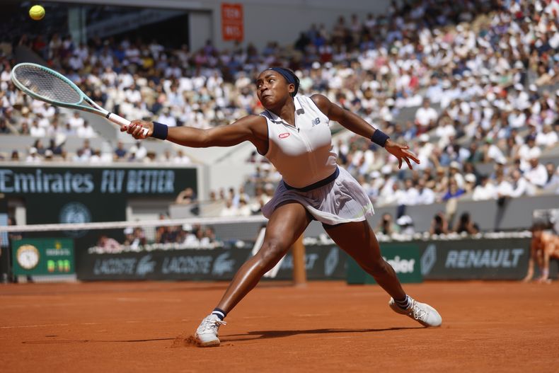 ARCHIVO - La tenista estadounidense Coco Gauff devuelve ante la polaca Iga Swiatek durante su semifinal del Abierto de Francia, el jueves 6 de junio de 2024, en París. (AP Photo/Jean-Francois Badias, File)