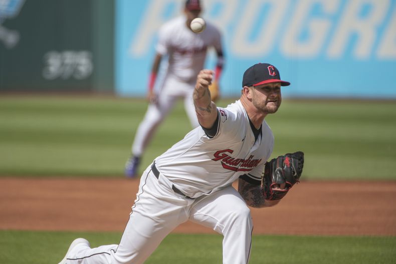 El abridor de los Guardianes de Cleveland Ben Lively lanza en la primera entrada del encuentro ante los Nacionales de Washington el sábado primero de junio del 2024. (AP Foto/Phil Long)