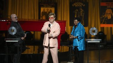 Elton John ríe con Bernie Taupin, izquierda, y la Bibliotecaria del Congreso Carla Hayden, derecha, durante el concierto del Premio Gershwin a la Canción Popular de la Biblioteca del Congreso 2024 en honor a John y Taupin en el DAR Constitution Hall el miércoles 20 de marzo de 2024, en Washington. (Foto AP/Kevin Wolf)