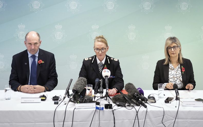 El profesor Tim Atkins; la jefa de policía de Merseyside, Serena Kennedy, y la doctora Renu Bindra ofrecen una conferencia de prensa en la comisaría de Merseyside, en Liverpool, Inglaterra, el martes 29 de octubre de 2024. Axel Rudakubana, de 18 años, el adolescente acusado de un ataque con arma blanca que dejó tres niñas muertas en Inglaterra, fue acusado de producir ricino, un veneno letal, y enfrentaba cargos de terrorismo. (Danny Lawson/PA via AP)