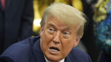El presidente Donald Trump responde a preguntas de los reporteros durante un encuentro con el ministro de Asuntos Exteriores del Congo, Therese Kayikwamba Wagner, y el ministro de Asuntos Exteriores de Ruanda, Olivier Nduhungirehe, el viernes 27 de junio de 2025, en el Despacho Oval de la Casa Blanca, en Washington. (AP Foto/Manuel Balce Ceneta)