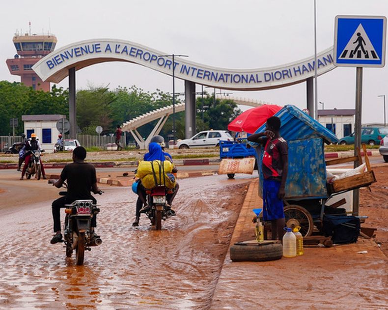 ARCHIVO - Motociclistas circulan a la entrada del aeropuerto en Niamey, Níger, el 8 de agosto de 2023. (AP Foto/Sam Mednick, Archivo)