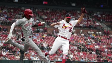 Elly De La Cruz de los Rojos de Cincinnati alcanza primera con un sencillo frente al lanzador Adam Wainwright de los Cardenales de San Luis el domingo 11 de junio del 2023. (AP Foto/Jeff Roberson)