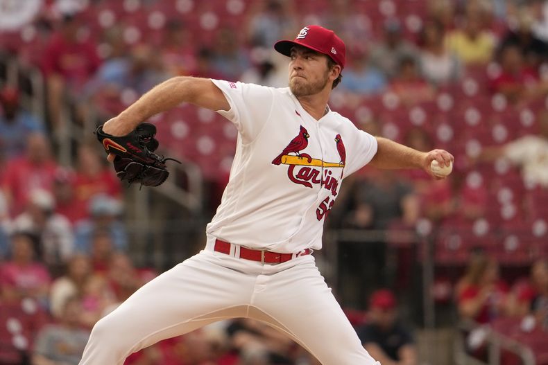 El abridor de los Cardenales de San Luis, Matthew Liberatore, trabaja la primera entrada del partido contra los Cerveceros de Milwaukee, en San Luis, el miércoles 17 de mayo de 2023. (AP Foto/Jeff Roberson)