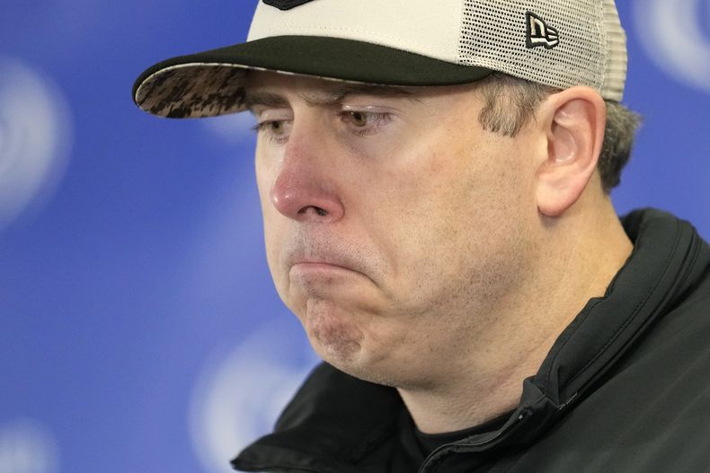 Arthur Smith, head coach de los Falcons de Atlanta, responde preguntas de los reporteros después de la derrota de su equipo por marcador de 37-17 frente a los Bear de Chicago, el domingo 31 de diciembre de 2023, en Chicago. Smith fue despedido el domingo 7 de enero de 2024, horas después de terminar por tercer año al hilo con récord de 7-10. (AP Foto/Charles Rex Arbogast)