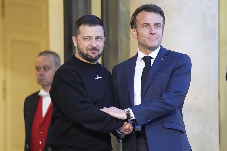 El presidente francés Emmanuel Macron, a la derecha, recibe a su homólogo ucraniano Volodymyr Zelenskyy el domingo 14 de mayo de 2023, en París. (AP Foto/Michel Euler)
