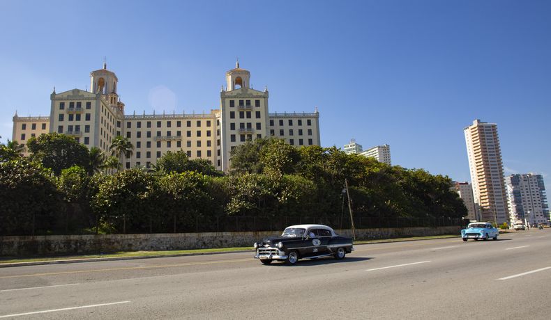 Vehículos clásicos participan en el Rally de Autos Antiguos de La Habana, en La Habana, Cuba, el domingo 3 de diciembre de 2023. El rally celebra el 125to aniversario de la llegada del primer automóvil a la isla. (Foto AP/Ismael Francisco)