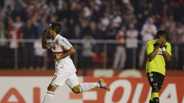 americateve | Jadson, del Sao Paulo, celebra su gol, al pasar junto a Farid D&iacute;az, del Atl&eacute;tico Nacional de Colombia, en un partido de la Copa Sudamericana realizado el mi&eacute;rcoles 30 de octubre de 2013 (AP Foto/Nelson Antoine)