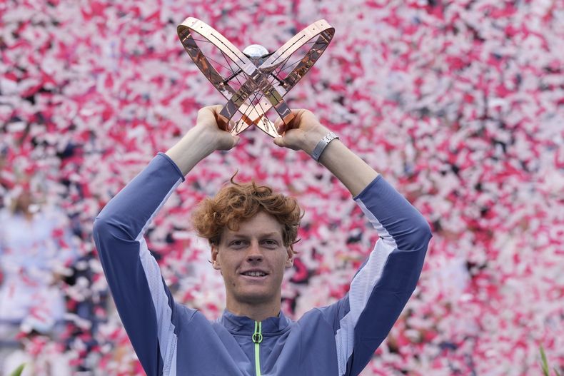 El italiano Jannik Sinner sostiene el trofeo tras vencer el final del Abierto de Toronto al australiano Alex de Minaur el domingo 13 de agosto del 2023. (Frank Gunn/The Canadian Press via AP)