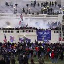 ARCHIVO - Manifestantes partidarios del entonces presidente Donald Trump irrumpen en el Capitolio de Estados Unidos el 6 de enero de 2021, en Washington. (AP Foto/John Minchillo, archivo)
