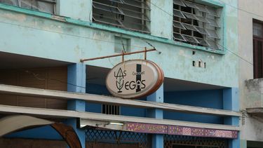 El cabaret Las Vegas ocupa la planta baja de un edificio de viviendas ubicado en la calle Infanta entre 25 y 27, Vedado.