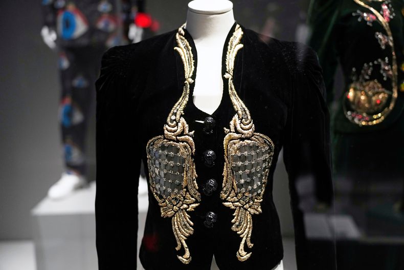Un esmoquin con espejo de Elsa Schiaparelli se exhibe durante una vista previa de prensa para la exposición Dress, Dreams and Desire: Fashion and Psychoanalysis (Vestido, sueños y deseo: moda y psicoanálisis) el martes 9 de septiembre de 2025 en el Museo FIT de Nueva York. (Foto Charles Sykes/Invision/AP)