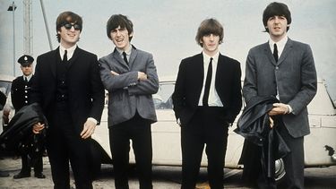 ARCHIVO - Los Beatles, de izquierda a derecha, John Lennon, George Harrison, Ringo Starr y Paul McCartney aparecen en Liverpool, Inglaterra, el 10 de julio de 1964, para el estreno de su película A Hard Days Night. (Foto AP, archivo)