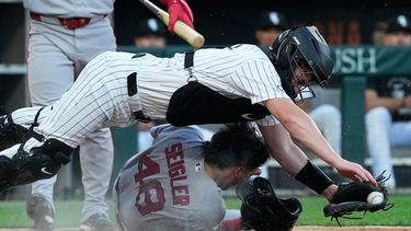 Anthony Seigler (48), de los Medias Rojas de Boston, anota con un wild pitch de Davis Martin, abridor de los Medias Blancas de Chicago, mientras el receptor Kyle Teel busca evitarlo durante la tercera entrada del juego de béisbol de Grandes Ligas, el miércoles 8 de julio de 2026, en Chicago. (AP Foto/Nam Y. Huh)