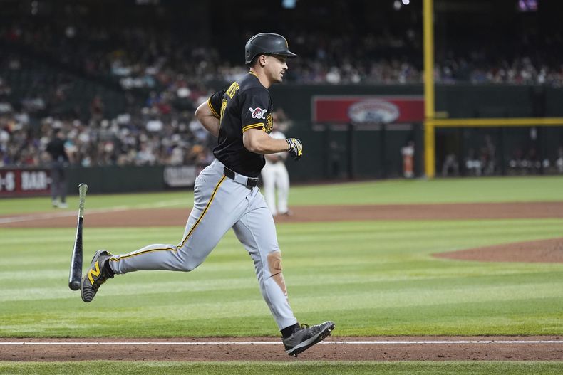 Bryan Reynolds, de los Piratas de Pittsburgh, comienza a recorrer las bases luego de batear un jonrón ante los Diamondbacks de Arizona, el martes 27 de mayo de 2025 (AP Foto/Ross D. Franklin)