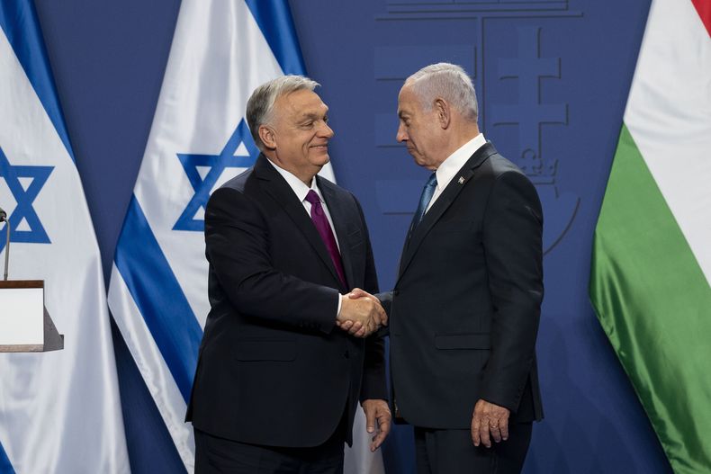 ARCHIVO – El primer ministro húngaro, Viktor Orban, izquierda, y su homólogo israelí, Benjamin Netanyahu, derecha, se dan la mano después de emitir una declaración de prensa en el monasterio carmelita del castillo de Buda, en Budapest, Hungría, el 3 de abril de 2025. (AP Foto/Denes Erdos, Archivo)