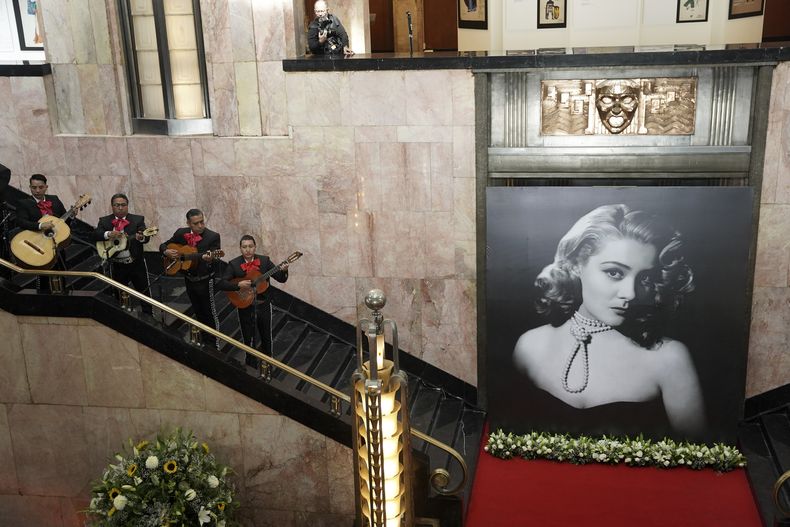 Mariachis actúan durante el funeral de la actriz mexicana Silvia Pinal en el Palacio de Bellas Artes, en la Ciudad de México, el sábado 30 de noviembre de 2024. Pinal, actriz de la Época de Oro de cine mexicano de las décadas de 1940 y 1950, murió el jueves. Tenía 93 años. (Foto AP/Aurea Del Rosario) (AP Photo/Aurea Del Rosario)