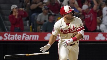Trout pega jonrón y Angelinos superan 8-7 a Marineros