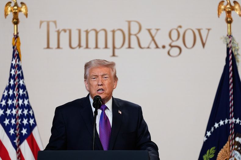 El presidente Donald Trump habla sobre la plataforma TrumpRx en el Edificio Ejecutivo Old Eisenhower del campus de la Casa Blanca, el jueves 5 de febrero de 2026, en Washington. (AP Foto/Alex Brandon)