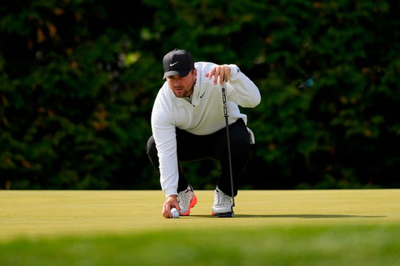 Chris Gotterup en el green del 12do yo de la segunda ronda del Campeonato de la PGA, el viernes 15 de mayo de 2026, en Newtown Square, Pensilvania. (AP Foto/Carolyn Kaster)