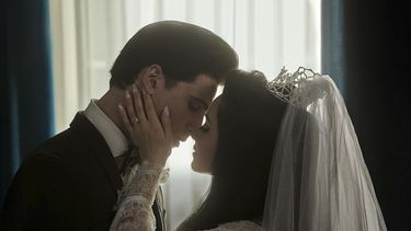 En esta imagen proporcionada por A24 Jacob Elordi como Elvis, izquierda, y Cailee Spaeny como Priscilla, en una escena de Priscilla. (Philippe Le Sourd/A24 vía AP)