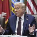 El presidente Donald Trump durante una reunión de gabinete, el martes 26 de agosto de 2025, en la Casa Blanca, en Washington. (AP Foto/Mark Schiefelbein, Archivo)