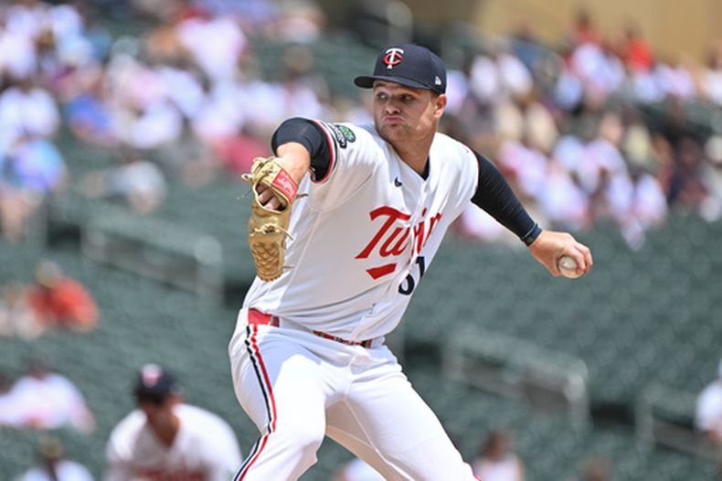 El pitcher de los Mellizos de Minnesota Connor Prielipp lanza en la primera entrada ante los Rockies de Colorado el domino 28 de junio del 2026. (AP Foto/Craig Lassig)