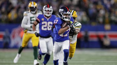 WanDale Robinson (17), wide receiver de los Giants de Nueva York, corre con el balón para dejar a su equipo en rango de gol de campo, mientras Keisean Nixon (25), cornerback de los Packers de Green Bay busca derribarlo durante el cuarto periodo del juego de la NFL del lunes 11 de diciembre de 2023, en East Rutherford, Nueva Jersey. (AP Foto/Adam Hunger)