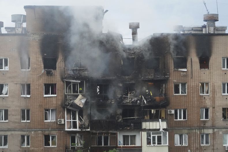 Vista de un edificio residencial alcanzado por un ataque ruso, en Járkiv, Ucrania, el 7 de junio de 2025. (AP Foto/Andrii Marienko)