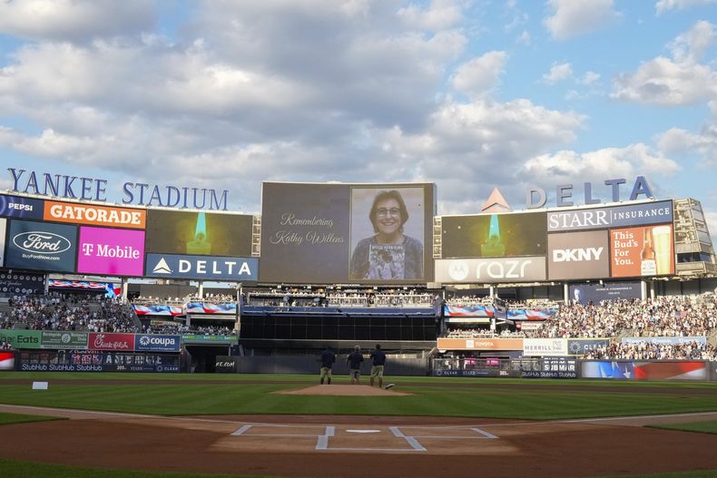 Peloteros y fanáticos guardan un minuto de silencio en el Yankee Stadium en memoria de Kathy Willens, fotógrafa retirada de la AP, el viernes 19 de julio de 2024 (AP Foto/Frank Franklin II)