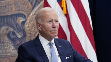 Médico: Regresan síntomas de Biden por rebrote de COVID-19