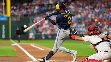 Brice Turang, de los Cerveceros de Milwaukee, batea un jonrón frente a Aaron Nola, de los Filis de Filadelfia, durante la primera entrada del juego de béisbol de Grandes Ligas del miércoles 23 de septiembre de 2026, en Filadelfia. (AP Foto/Matt Rourke)