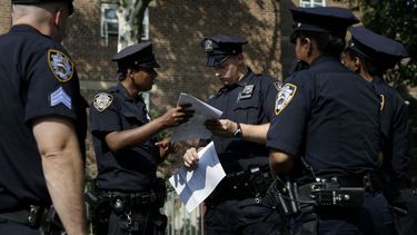 americateve | ARCHIVO- En esta foto del 13 de agosto de 2013, polic&iacute;as hacen un reporte de una mujer a la que le robaron el celular en Brownsville, una parte de Brooklyn, en Nueva York. Una corte federal de apelaciones bloque&oacute; el jueves 31 de octubre de 2