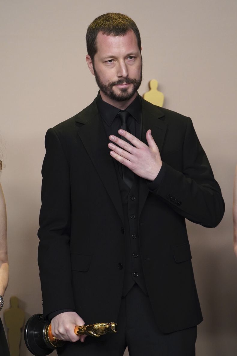 Mstyslav Chernov posa en la sala de prensa con el premio a mejor largometraje documental por 20 Days in Mariupol en los Oscar el domingo 10 de marzo de 2024, en el Teatro Dolby en Los Ángeles. (Foto Jordan Strauss/Invision/AP)