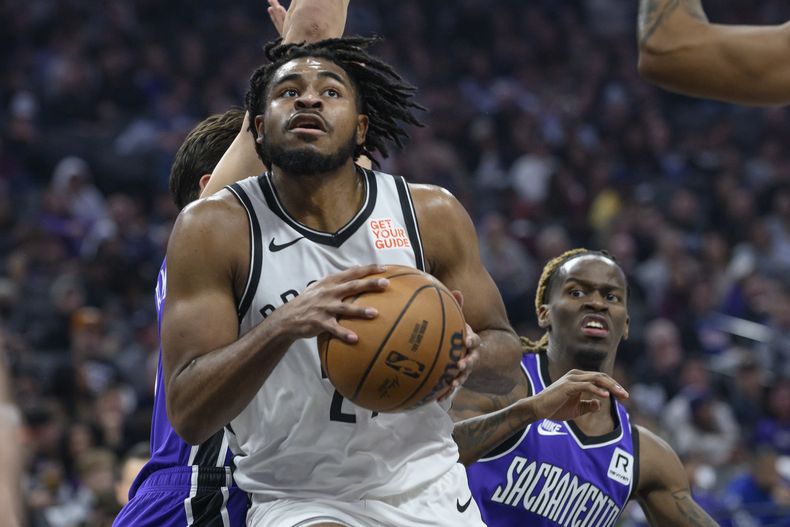 El escolta de los Nets de Brooklyn, Cam Thomas, al frente a la izquierda, conduce hacia la canasta durante la primera mitad dcontra los Kings de Sacramento en Sacramento, California, el domingo 24 de noviembre de 2024. (AP Foto/Randall Benton)