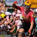 Soren Waerenskjold de Noruega celebra al cruzar la meta para ganar la 11ma etapa del Tour de Francia entre Vichy y Nevers el miércoles 15 de julio del 2026. (AP Foto/Mosaab Elshamy)