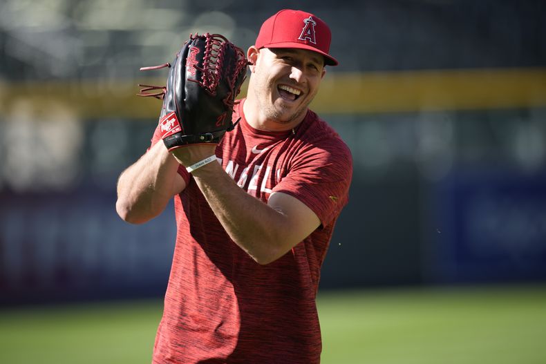 ARCHIVO - El jardinero central Mike Trout de los Angelinos de Los Ángeles previo a un juego ante los Rcokies de Colardo, el 24 de junio de 2023, en Denver. (AP Foto/David Zalubowski)