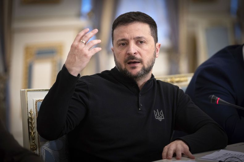 El presidente ucraniano Volodymyr Zelenskyy habla durante su reunión con el presidente del partido Unión Cristianodemócrata, Friedrich Merz, en Kiev, Ucrania, el lunes 9 de diciembre de 2024. (AP Foto/Efrem Lukatsky).