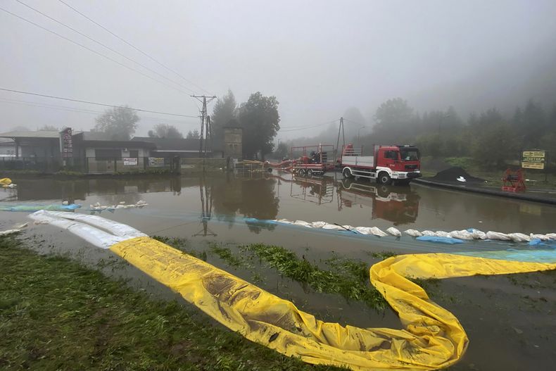 En esta foto, proporcionada por el departamento de bomberos de Polonia, un equipo bombea el agua y el lodo de las calles y ayuda a limpiar la ciudad de Głogow, afectada por una oleada de inundaciones, en Głogow, en el suroeste de Polonia, el miércoles 18 de septiembre de 2024. (KG PSP vía AP)