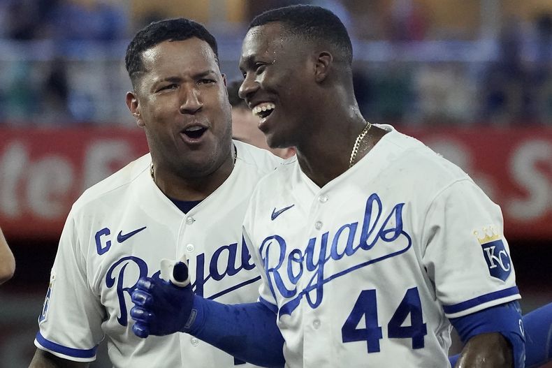 Dairon Blanco (44) de los Reales de Kansas City celebra junto a Salvador Pérez luego de la victoria ante los Marineros de Seattle, en Kansas City, Misuri. Lunes 14 de agosto de 2023. (AP Foto/Charlie Riedel)
