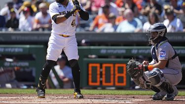 ARCHIVO - El reloj de pitcheo corre mientras el dominicano Carlos Santana, de los Piratas de Pittsburgh, espera un lanzamiento en el juego ante los Astros de Houston, el miércoles 12 de abril de 2023 (AP Foto/Gene J. Puskar, File)