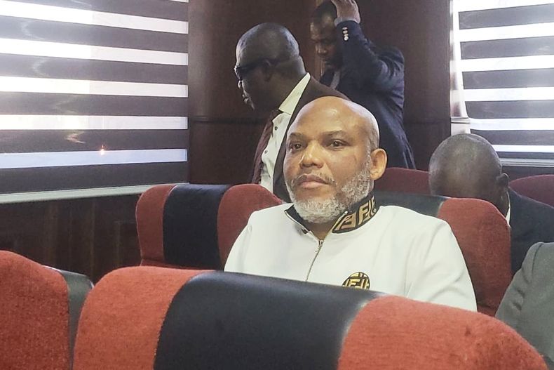 El líder separatista Nnamdi Kanu asiste a una audiencia judicial por cargos relacionados con terrorismo en Abuya, Nigeria, el jueves 20 de noviembre de 2025. (Foto AP)