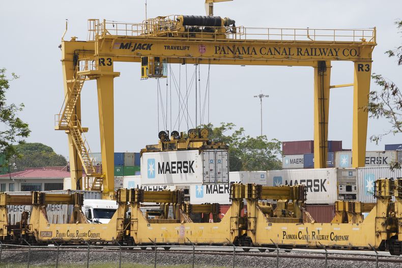 Una grúa carga un tren del Ferrocarril del Canal de Panamá en la Ciudad de Panamá, el miércoles 2 de abril de 2025. (Foto AP/Matías Delacroix)