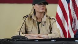 La primera dama Melania Trump durante una discusión con rescatistas y funcionarios locales en Kerrville, Texas, el viernes 11 de julio de 2025. (AP Foto/Jacquelyn Martin)