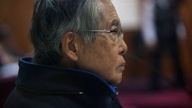americateve | El encarcelado ex presidente peruano Alberto Fujimori, fotografiado a trav&eacute;s de un cristal, escucha a su abogado en un tribunal de un cuartel de la polic&iacute;a en las afueras de Lima, Per&uacute;, el viernes 7 de noviembre de 2014. Fujimori soli
