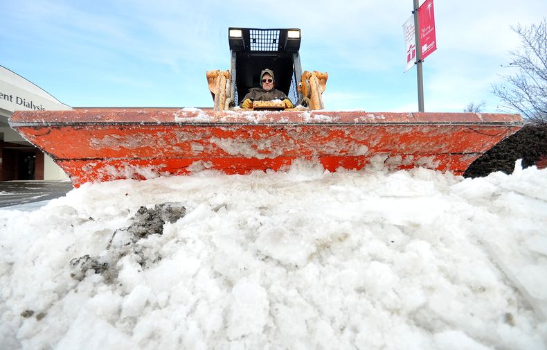 Ronnie Moody, de Nabholz Construction Services, palea hielo de un estacionamiento en el Centro de Di&aacute;lisis St. Bernards en el centro de Jonesboro, Arkansas, el s&aacute;bado 7 de diciembre del 2013.  Una poderosa tormenta invernal que arroj&oacute;