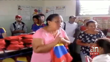 obligan a ninos a decir: gracias a nicolas maduro a cambio de una mochila