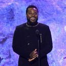 ARCHIVO - Malcolm-Jamal Warner habla en el escenario en la 65.ª edición anual de los Premios Grammy el domingo 5 de febrero de 2023, en Los Ángeles. (Foto AP/Chris Pizzello, archivo)