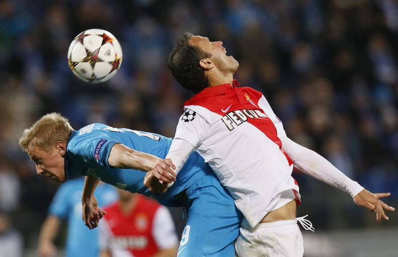 El jugador del M&oacute;naco, Ricardo Carvalho, derecha, disputa un bal&oacute;n contra Igor Smolnikov en un partido por la Liga de Campeones el mi&eacute;rcoles, 1 de octubre de 2014, en San Petersburgo. (AP Photo/Dmitry Lovetsky)