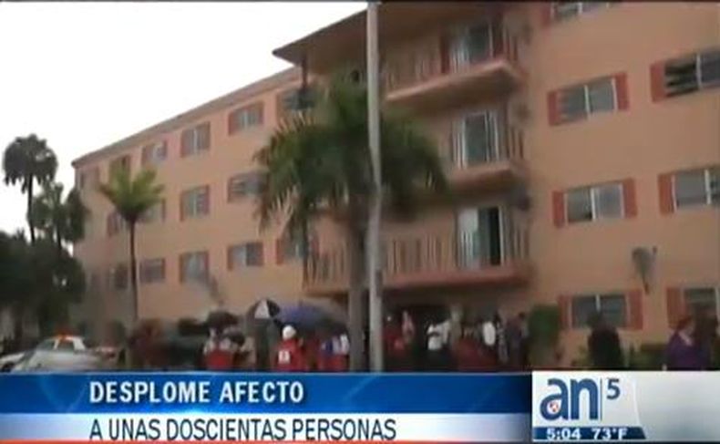 Más de 200 personas fueron desalojadas de un edificio de apartamentos de North Miami esta mañana debido a filtraciones en el techo a causa de la lluvia.